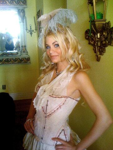 rileysteelexo's tweet photo. :) "@rileysheaven: #throwbackthursday with @xxxRiley on set for #PiratesII http://t.co/yfs2xz556K"