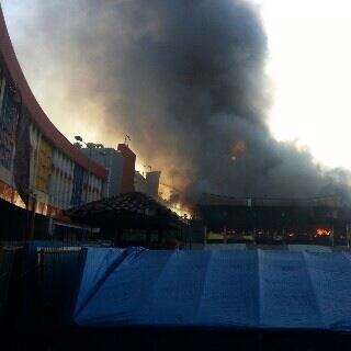salvantina's tweet photo. "@RadioElshinta: 07.08: RT @irawandroid: Kebakaran Pasar Senen, Jakpus dr seberang atrium Senen, JakPus. http://t.co/Ke5tBjoxPy"