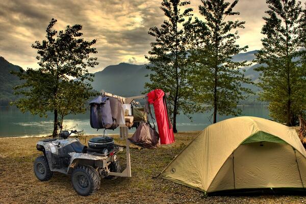Camping platform. Кемпинг. Палатка у озера в горах. Кемпинг на природе. Пейзаж с палаткой.