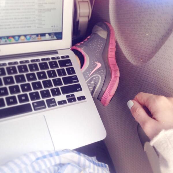 SavvyHome's tweet image. #GogoInFlight with no power outlet is like a Ferrari with no motor. #Fail #AllBatteriesDead @delta