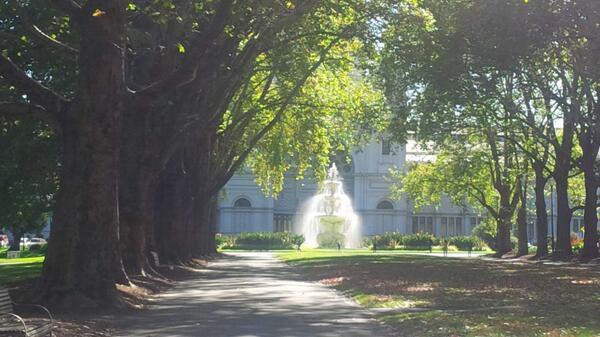 BruceMuir's tweet photo. Autumn in Melbourne http://t.co/oGsGnKjdTy
