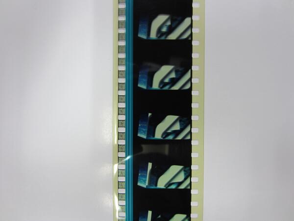 深谷シネマ Mnewsweb 35mmフィルム 映画用 とは横幅が35mmのアセテートやポリエステル素材でできた映像記録媒体です 一コマ一コマ少しづつ違う画がプリントされていて 一秒間に24回点滅してスクリーンに映し出されます 続く Http T Co Dcjsjvwz0f