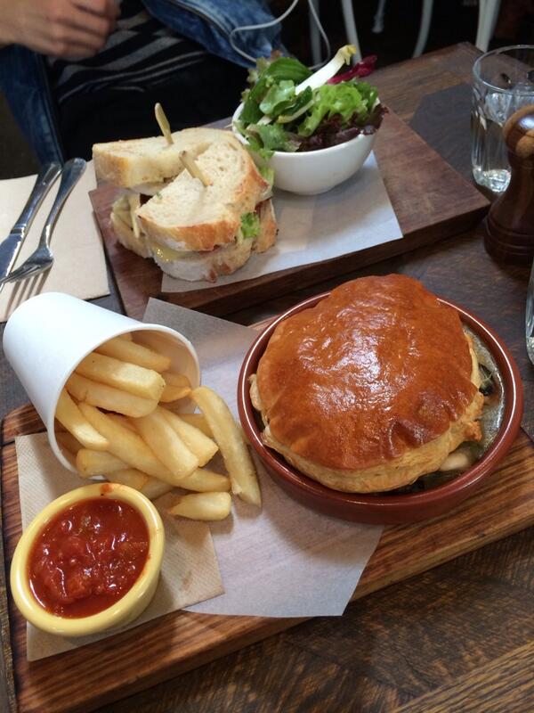 Sirapatchanun's tweet photo. My Little AnGeL's BiRthDaY LuncH :)) (@ The Stables of Como) http://t.co/FodUw1u9cv http://t.co/M387nQehsS