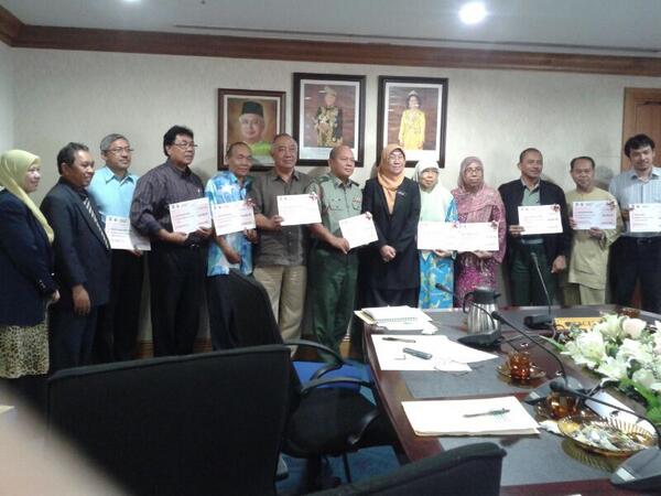 khatijah55's tweet photo. Penyerahan gran PDK kp 11 Pengerusi PDK WPKL pd 25.4.14 @NoorulAinur @NoraniJKM @KPWKM @JKMHQ @adnanab60 http://t.co/AhbSgUfBwH