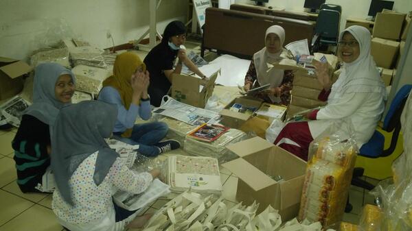 Depoksegar's tweet photo. Suksees!RT @Tukangjepret3: Kru humas n protokol sdg persiapan hari jadi ke15 Kota Depok tgl 27 April, cc @Nur_Mahmudi http://t.co/xHcwSCh2Ne