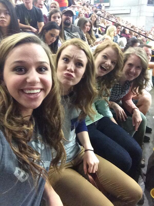 8claire_c's tweet photo. Hunter Hayes we ready. #iamnotinvisible http://t.co/hJfidaq51O