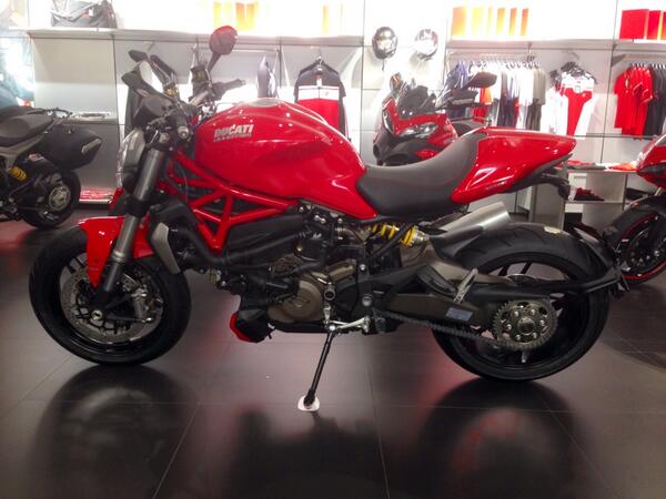 DucatiPanama's tweet photo. Ya disponible en el showroom la totalmente nueva Monster 1200, te esperamos para q aprecies d 1ra mano esta belleza http://t.co/f3VV9z1CPP