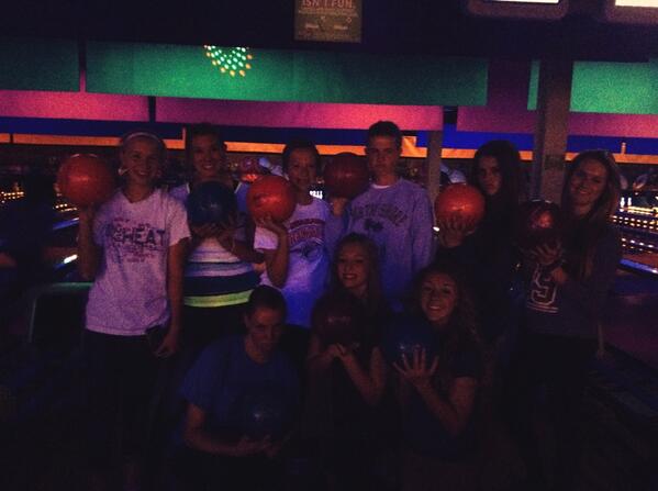Volleyball party with @em_jones21 @melissahrrs2 @Lilli_Thompson3 #bowlingchamps 😎🎳