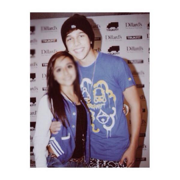 _jackieeperez's tweet photo. no effect In this world would make me look good in this pic 😂 but today is exactly 1 yr of when I met @AustinMahone 😭 http://t.co/ftme7AyPaZ