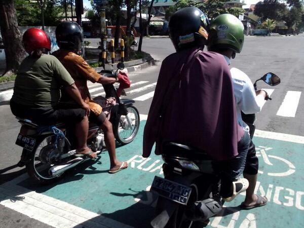 infojogja's tweet photo. #cepret | @jelajahbantul: #budayatertib rung tertib kie, jatah nggo mandeg pit disrobot http://t.co/fr032pFT0r