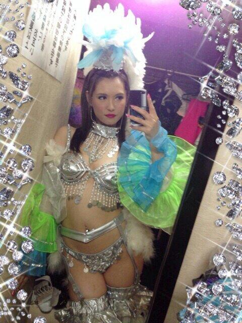 懐かしいこの衣装。悔しいがマリアの方が似あってるぅ(n&lsquo;&forall;&lsquo;)&eta; 浜劇にて30日までcarnival中です☆ http://t.co/aAmvesjugl<a href="/tag/%E3%82%A8%E3%82%AD%E3%82%B5%E3%82%A4%E3%83%88%E3%83%96%E3%83%AD%E3%82%B0"class="tags"><span>#エキサイトブログ</span></a>