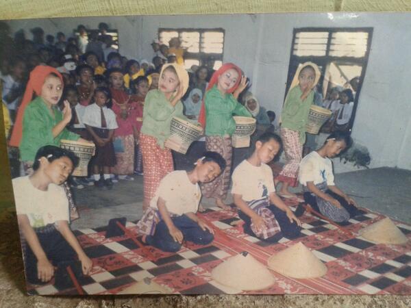 Noviarosdiani's tweet image. Aylaaah ngakak hahahha "@ayulindasari17: Sang penari cilik cc @Noviarosdiani  @oldieee @dinatryan http://t.co/uj6UsFuKWL”