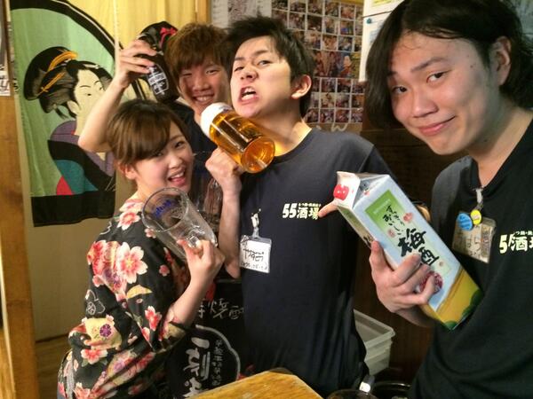 55SAKABA's tweet photo. イベント3日目！盛り上がってきました～♪
空席わずかです。また21時頃にはお席に空きが出来る、、、と思います！是非お待ちしておりまーす！
だいき　やすお　ちはら　ももか http://t.co/38WAuC6OmT