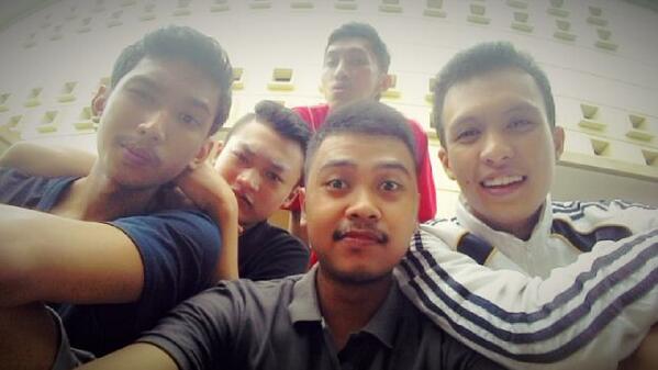 BasketPsycho's tweet photo. Para kesatria basket pada selfie ganteng2 rupanya @gastriawan @arwinamada @haryosusilo @Paawenang #dipta ;) http://t.co/aS4ALeOYIC