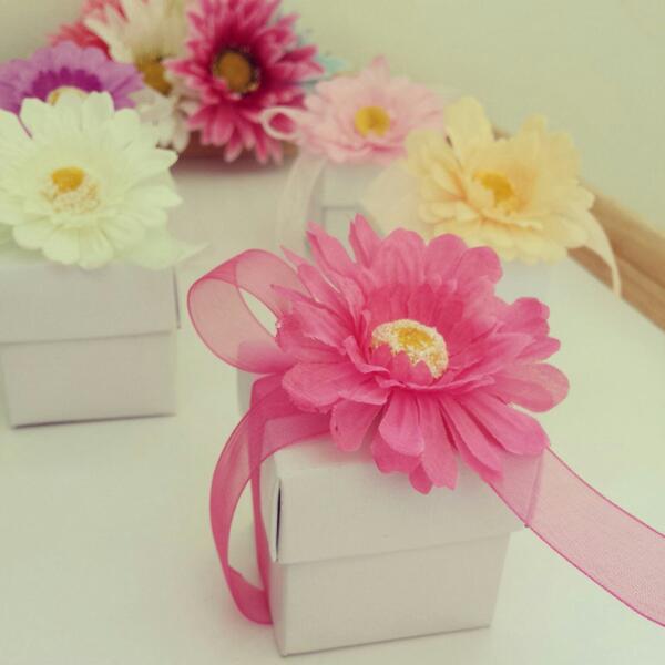 Memoryat_'s tweet image. Daisy favour box .

#daisy #flower #favour #favor #engagement #melcha #party #Wedding #uae