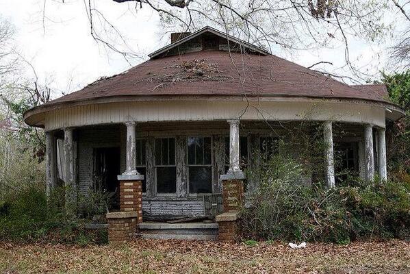ToScaryy's tweet photo. Round porch of house near Many, Louisiana http://t.co/xGQaFyYjDL