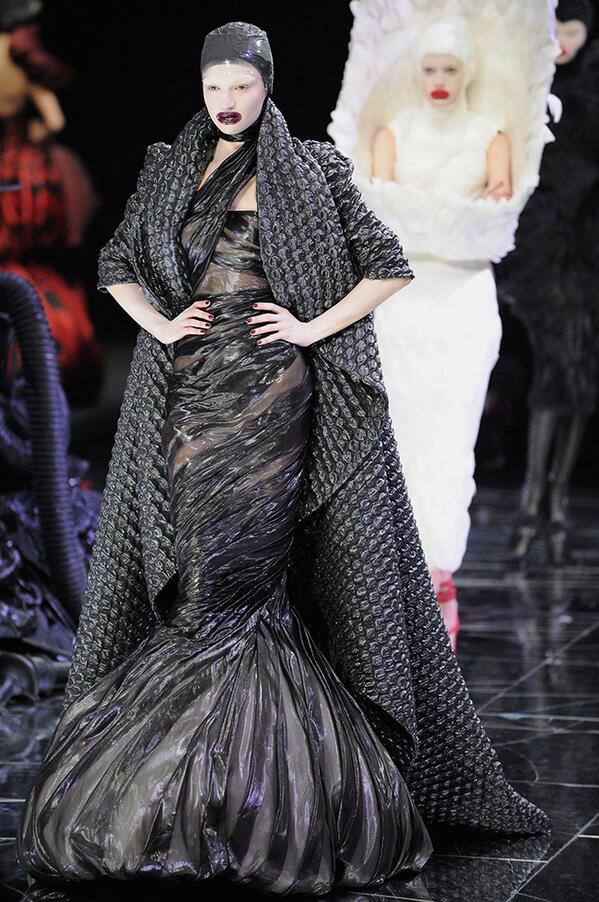 VogueSpain's tweet photo. [VOGUE NEWS] La exposición 'Alexander McQueen: Savage Beauty' llegará a Londres en 2015 http://t.co/vEg8cbMW9o http://t.co/0HsepYDM9l
