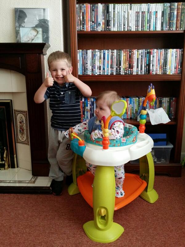 catherine75day's tweet photo. Ollie's thumbs up for Stephen. Xx http://t.co/52gnyAm4IV