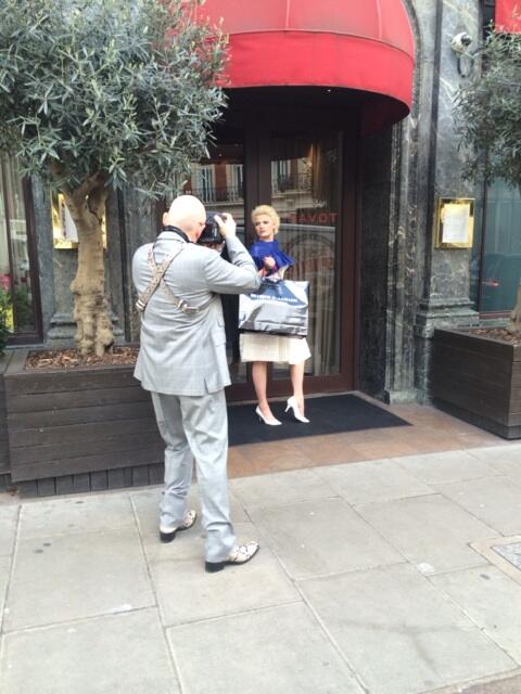 clairebartphoto's tweet image. Behind the scenes at #AprilSuperShoot! @ErikMeijerPhoto @CHLOEJASMINEW at @WestburyMayfair with @PHC_London shopping
