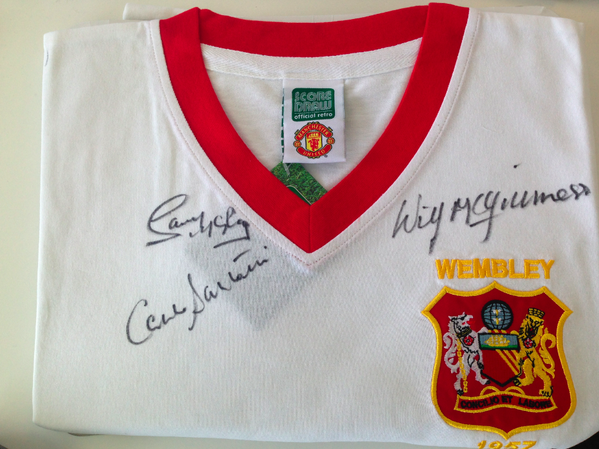 CampoRetro's tweet photo. Win this signed 1957 FA Cup Final retro shirt. RT and follow to enter. Ends midday today. #CampoComp @ManUtd #MUFC http://t.co/TSMUs8BxKA