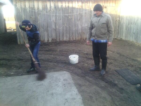 cftyumen's tweet image. Данил и Денис Ихсановы помогли своим бабушке и дедушке убрать двор. Весенняя неделя добра! bit.ly/PzoO0m