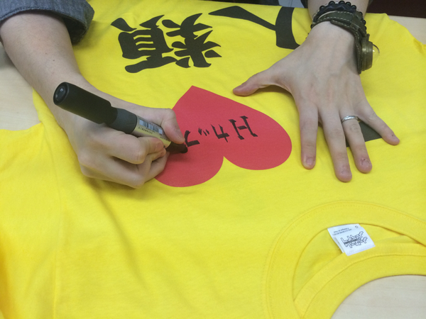 最後に、I Love 人類 Tシャツに榎宮さんのサインを……って何やってん