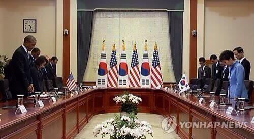 noktan2kim's tweet photo. 문상객은 예를 갖추었는데, 상주가 불경스럽게 하늘색 옷으로 화사하게 차려입었구나... 쌍놈의 집구석이로다... http://t.co/jZfiQCdJwY