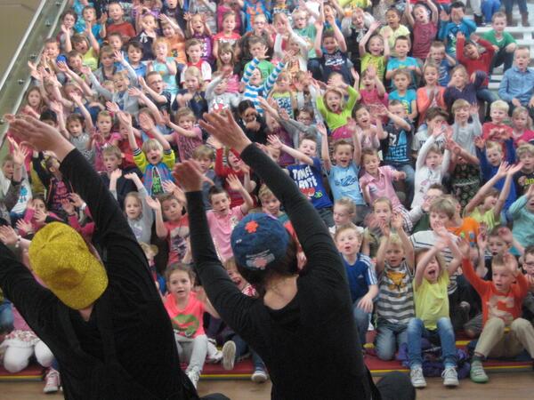 Leenderstoneel's tweet photo. Weer leuke en leerzame voorstellingen gegeven @MiMiekedutheate Enthousiasme spat er vanaf op deze foto #Kindertheater http://t.co/IvQz5fqweA