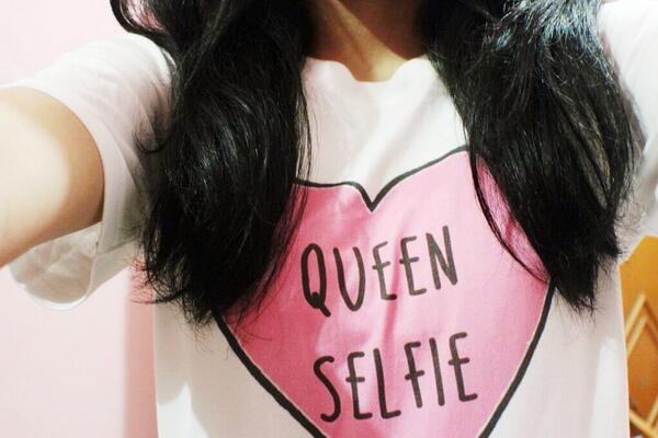 barterorsell's tweet photo. Mauuu,cekfav :)"@zalvns: #barter Queen Selfie tumblr tees size M 100% new http://t.co/qM65NVw1AK"