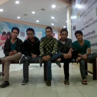 AndriyJuniar's tweet photo. Boyband nya ML http://t.co/HQu53ivBTT