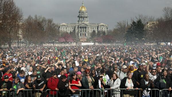 GrowLandiaOFI's tweet photo. Miles de personas fumando marihuana en el Civic Center Park de Colorado (VÍDEO) http://t.co/uqTVOLViAG http://t.co/xrcu6TxB9c