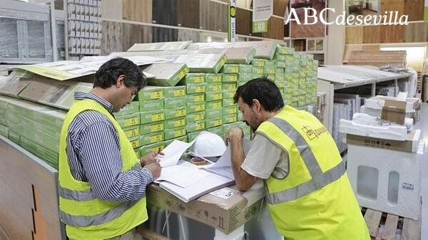 abcdesevilla's tweet photo. .@leroymerlin_es busca en Sevilla recién licenciados para formar ejecutivos http://t.co/6TLDRCbhnA | #Sevillahoy http://t.co/zGKwGxQa6C