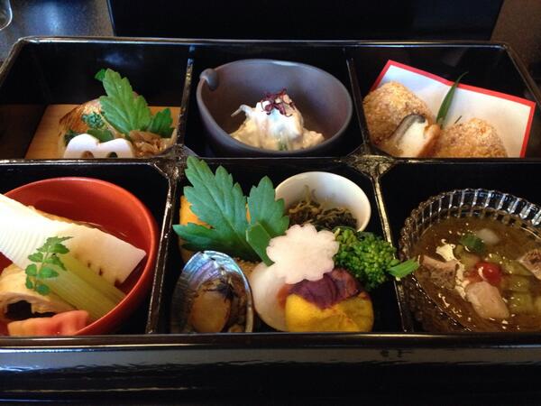 Hiroyuki Irie 菊乃井 本店 京都市東山区下河原町459 で 4 000の時雨めし弁当 を頂きました 言わずとしれた京都の老舗料亭 美味しいものがたくさん詰まったお弁当箱 海老真薯 ととろと鯛のお刺身がのった時雨めし 期待通りの美味しさを堪能した Hiroyuki Irie 菊乃井 本店 京都市東山区下河原町459 で 4 000の時雨めし弁当 を頂きました 言わずとしれた京都の老舗料亭 美味しいものがたくさん詰まったお弁当箱 海老真薯 ととろと鯛のお刺身がのった時雨めし 期待通りの美味しさを堪能した