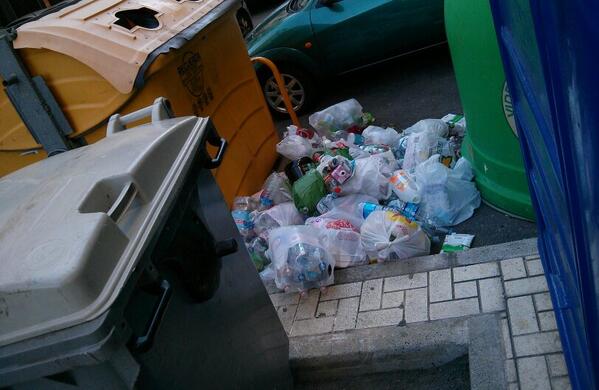 rafa_luke's tweet photo. Reciclar y civismo no deberían de estar reñidos. #vistoenmálaga http://t.co/eljT98e4oI