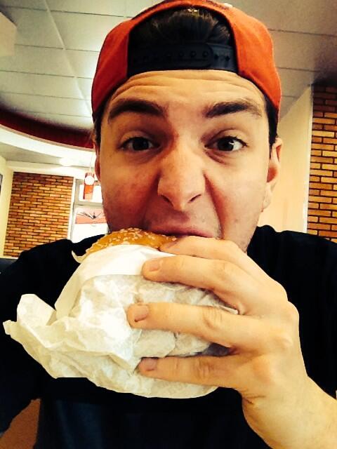 fakedasnake's tweet photo. La liberazione è servita solo a questo?che schifo @mr_marto #burgerselfie#bk#esso#FA http://t.co/odaV8ux65N