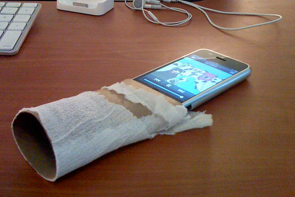 Consumentenbond's tweet photo. Klustip! Lekker muziekje tijdens harde werk? Met 'n wc-rol creëer je eenvoudig boxjes http://t.co/hAVEpRdOjX http://t.co/febjlVWUjx