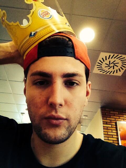 fakedasnake's tweet photo. I'm the #burgerkingbaby #kingselfie #followme #followme #i'mtheleader @mr_marto http://t.co/T80gDdiiOh