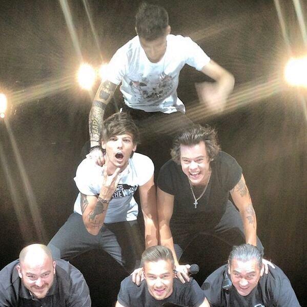 17blue_orange's tweet photo. #WeAreReadyForTheWWAT @onedirection makes the best pyramid ever ! But where's Niall? http://t.co/KgJ9U5NDXW