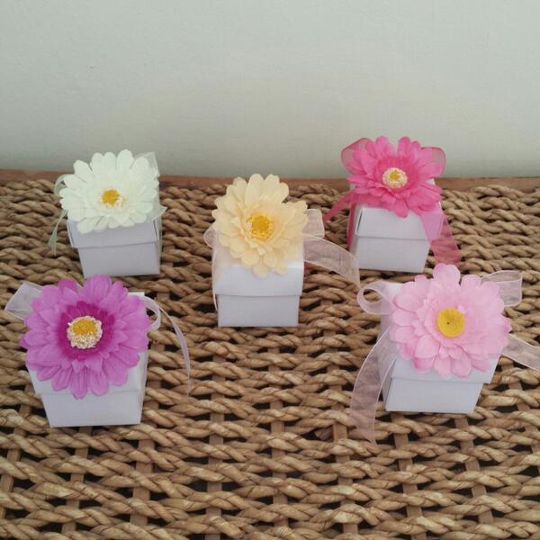 Memoryat_'s tweet image. Daisy collection #favour boxes.