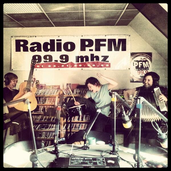 HaikuSalut's tweet photo. Recorded a radio show today! Got to wow France with @GHOST__TWINS, James Machin, @pgrrrls, @EXPENSIVE_hi &amp; @ROZIPLAIN http://t.co/jqJ4P7G9Qq