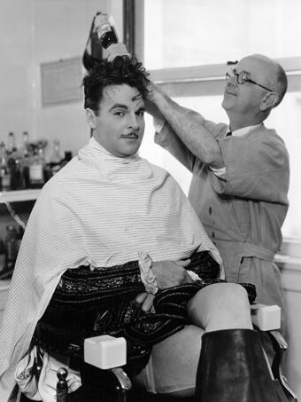 BarberBooking's tweet photo. Weet jij hoe je te gedragen bij de kapper? Of hoe je jouw kapper kan irriteren? Check de link: http://t.co/NWLiGrQRIL http://t.co/hvvqxcrdKe