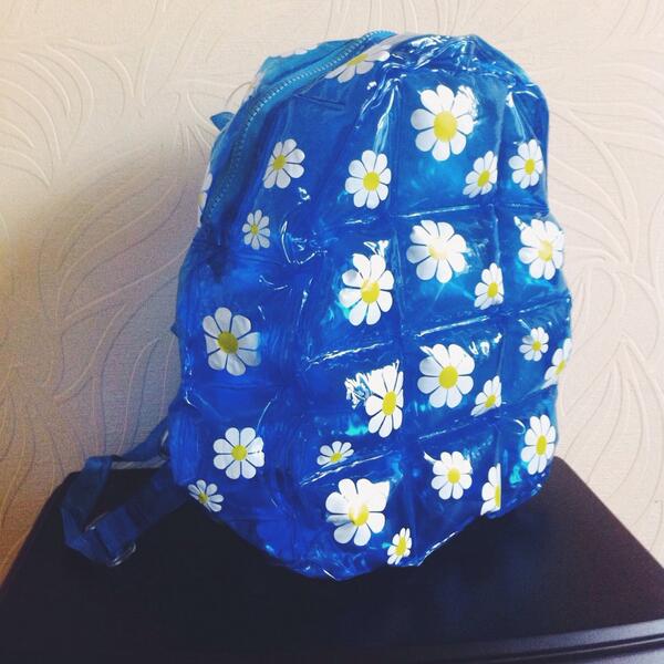 frunkkawaii's tweet image. I am the 90s queen 👏 #newpurchase #90sgirlproblems #bubblebackpack