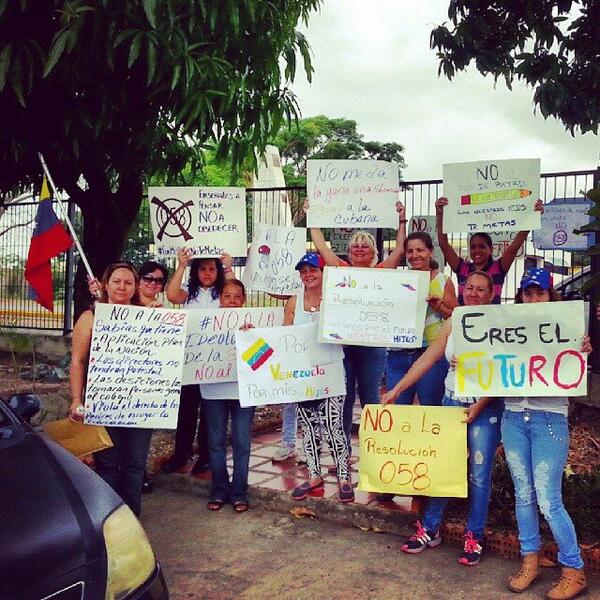 _fisiomaux_'s tweet photo. Vía: ResisteVzla @JotaErre_74  2 h En Cagua también se protesta contra el adoctrinamiento #25A #Aragua http://t.co/nanf5jaQ8Z