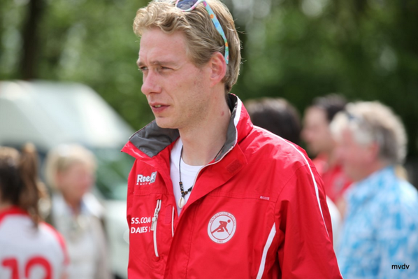 Tim Oudenaller wordt de nieuwe assistent van hoofdcoach <a href="/aalcox/">Alexander Cox</a> bij <a href="/KampongHeren1/">Kampong Heren 1</a> Hij blijft hoofdcoach <a href="/kampongja1/">Kampong JA1</a>