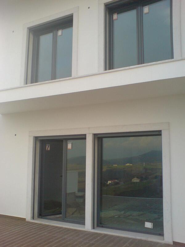 janelas de sacada com oscilabatente  e vidro dulpo á cor cinzento 7011 acmcaixilharialisboa.com/es/fotos/10/