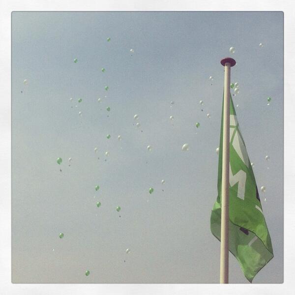 onder_druk's tweet photo. Ballonnen tijdens viering #hoogstepunt @Jazzsingel http://t.co/yKHwm7Fx62