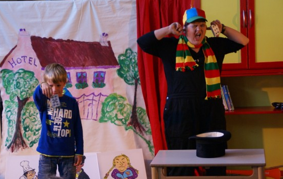 Leenderstoneel's tweet photo. @kindertheater da's mooi! Dan zullen we ons ook eens in gaan schrijven met onze voorstellingen van: @MiMiekedutheate http://t.co/YeQSJ6NBTu