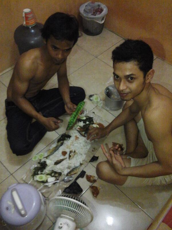 augustdwic's tweet photo. Kuliner @rezaharis8 @iskandar_rohim http://t.co/I7WPUsjSVB