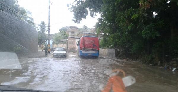 RecifePolitican's tweet photo. DOIS UNIDOS
Moradores do bairro que só é lembrado no período eleitoral estão ilhados. http://t.co/EsvpOeYGm1