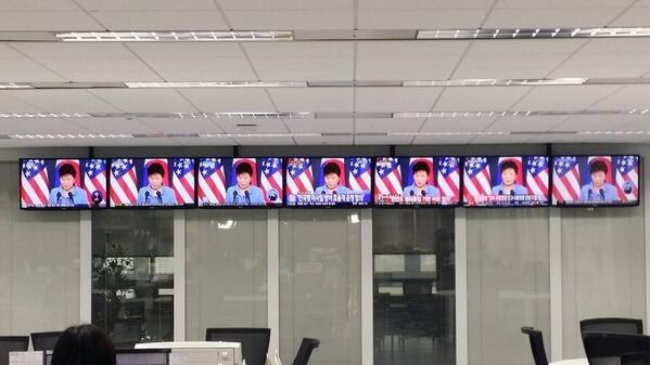 믿기지 않지만 모두 다른 방송사 화면이라며 YTN 동료가 올린 사진. 대한민국 방송 앵무새 인증샷이란다. 안산에 사는 한 시청자는 청와대 생중계 집어치우라고 항의 전화하다 목놓아 울었다한다...